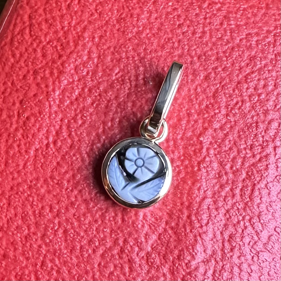 Forget Me Not Sardonyx & 14ct Gold Pendant - Image 4