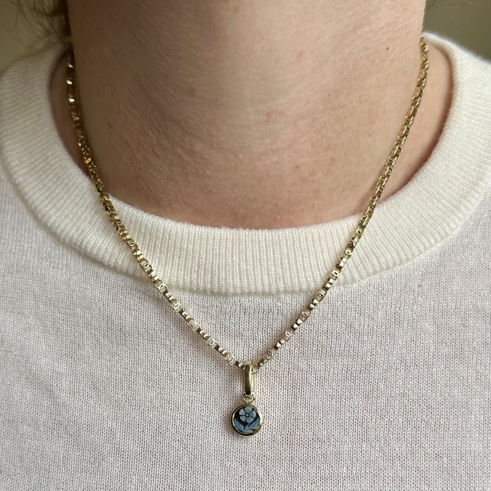 Forget Me Not Sardonyx & 14ct Gold Pendant - Image 2