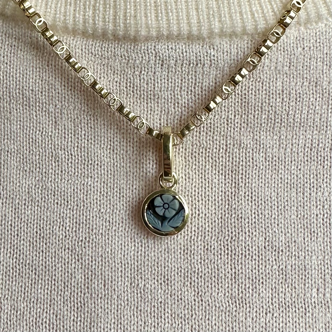 Forget Me Not Sardonyx & 14ct Gold Pendant - Image 8