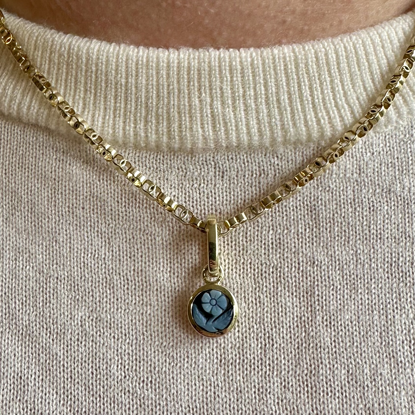 Forget Me Not Sardonyx & 14ct Gold Pendant - Image 8
