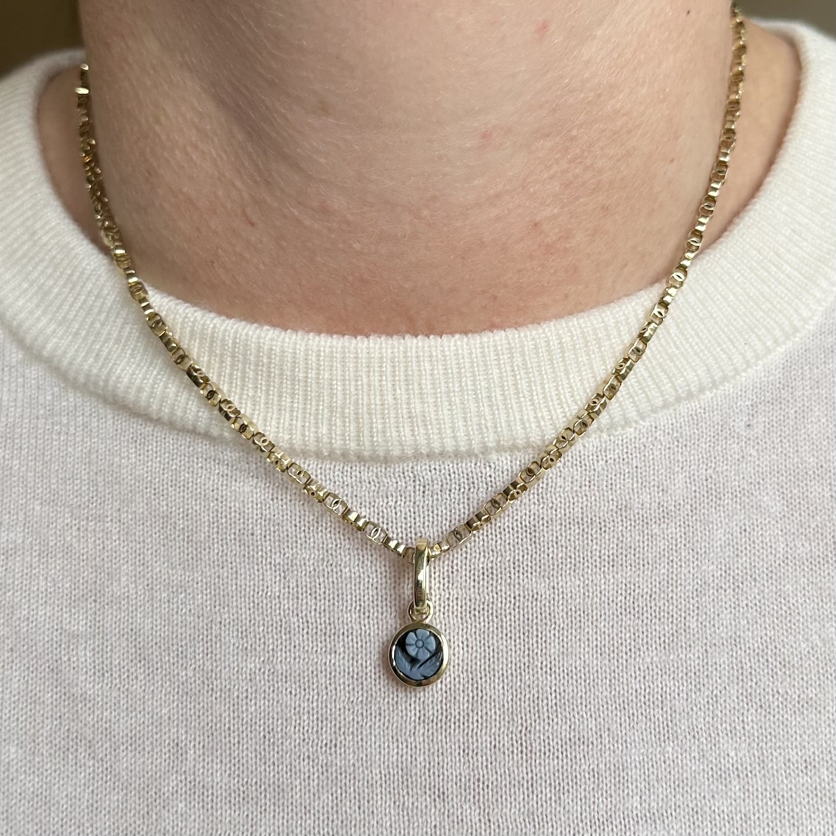 Forget Me Not Sardonyx & 14ct Gold Pendant - Image 2