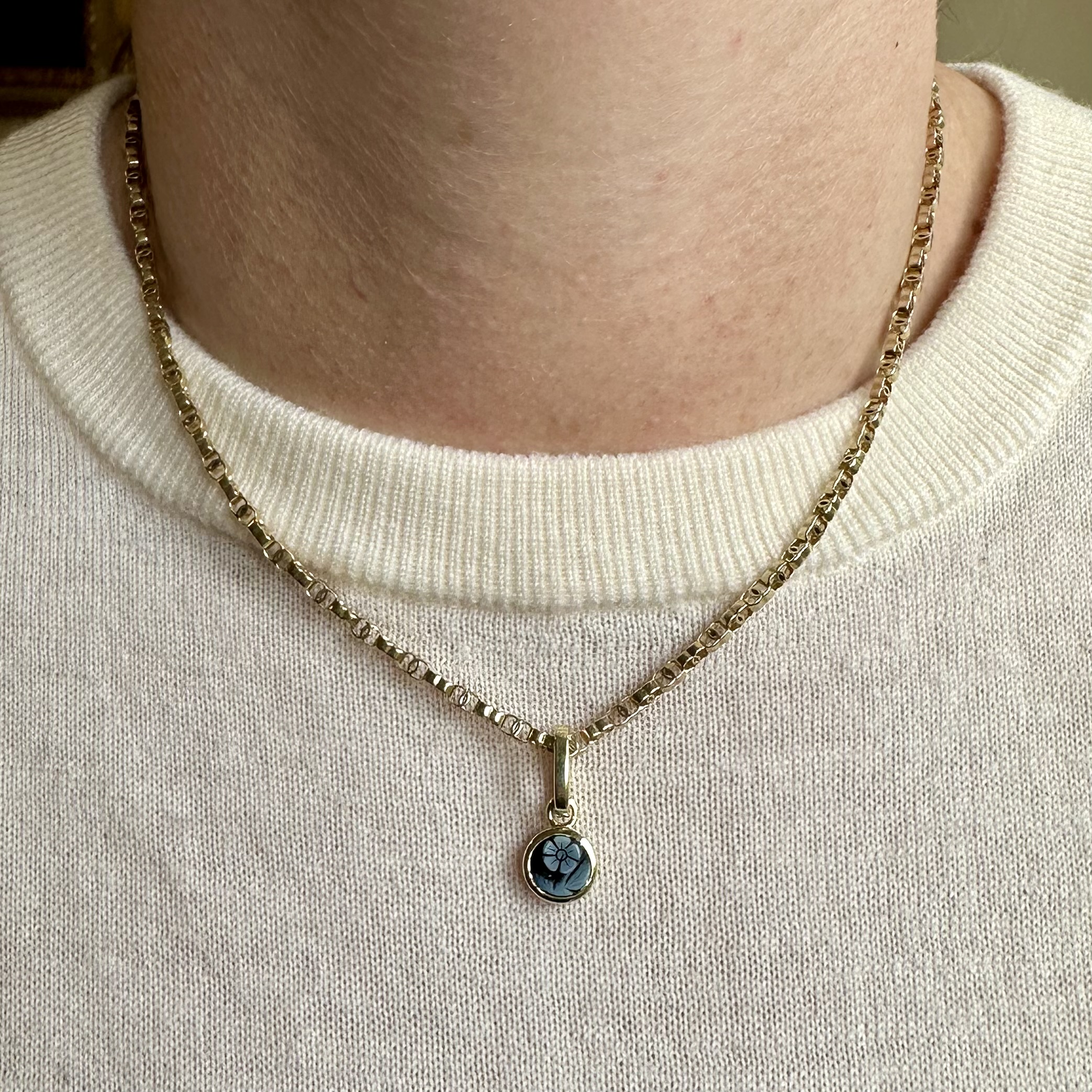 Forget Me Not Sardonyx & 14ct Gold Pendant - Image 2
