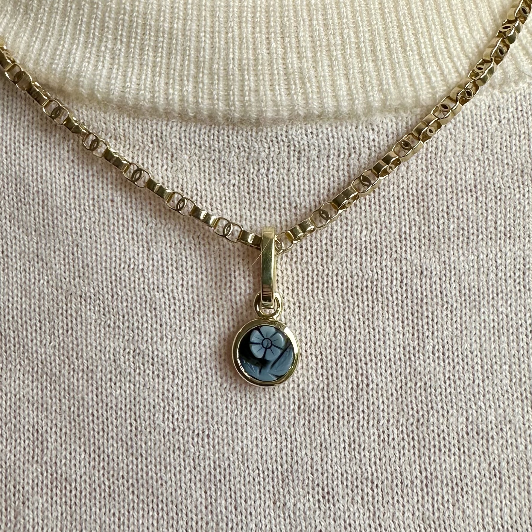 Forget Me Not Sardonyx & 14ct Gold Pendant - Image 8