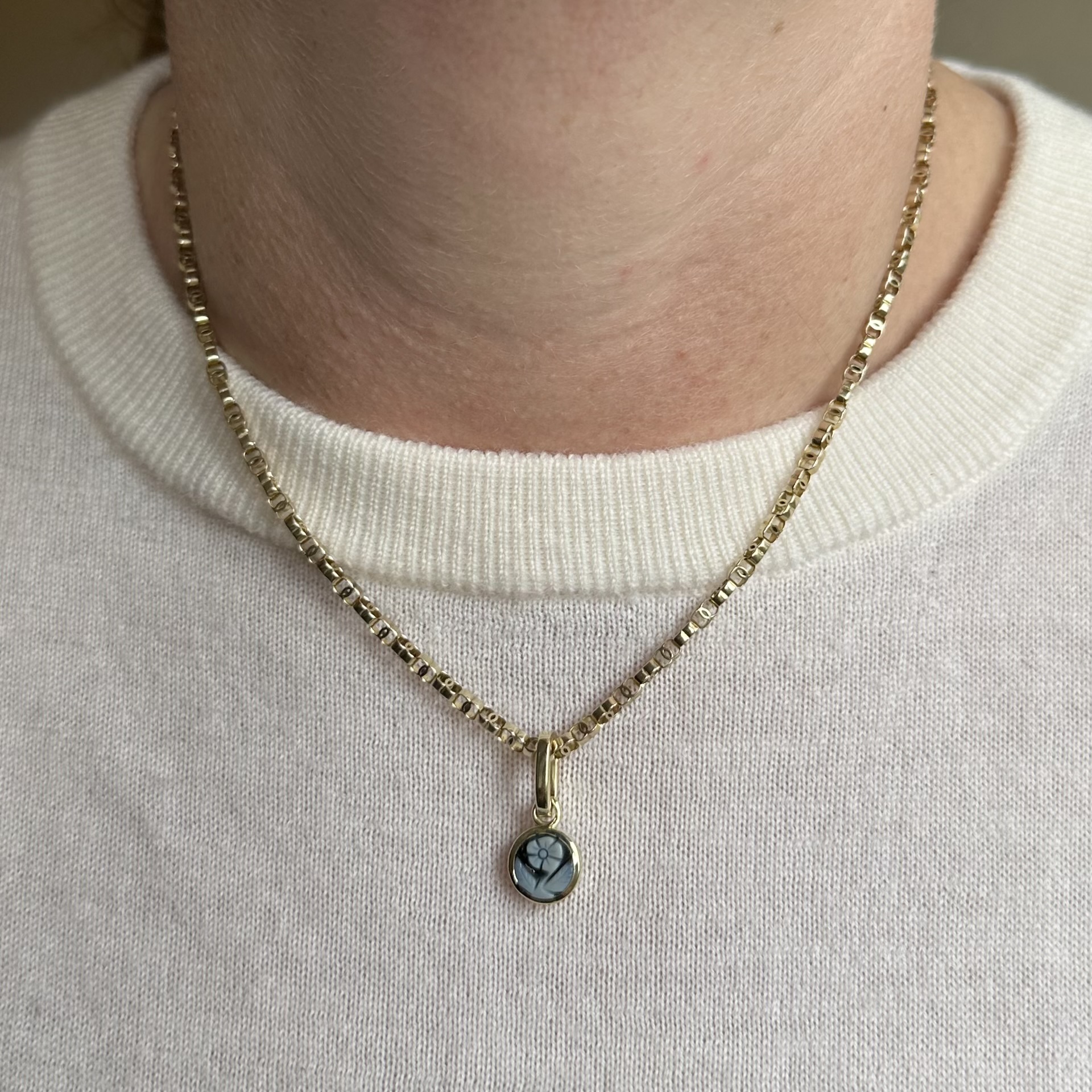Forget Me Not Sardonyx & 14ct Gold Pendant - Image 2
