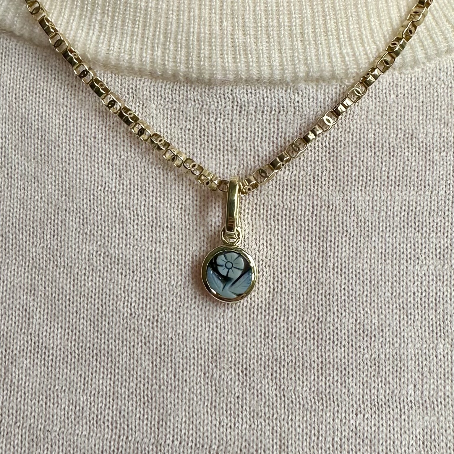 Forget Me Not Sardonyx & 14ct Gold Pendant - Image 8