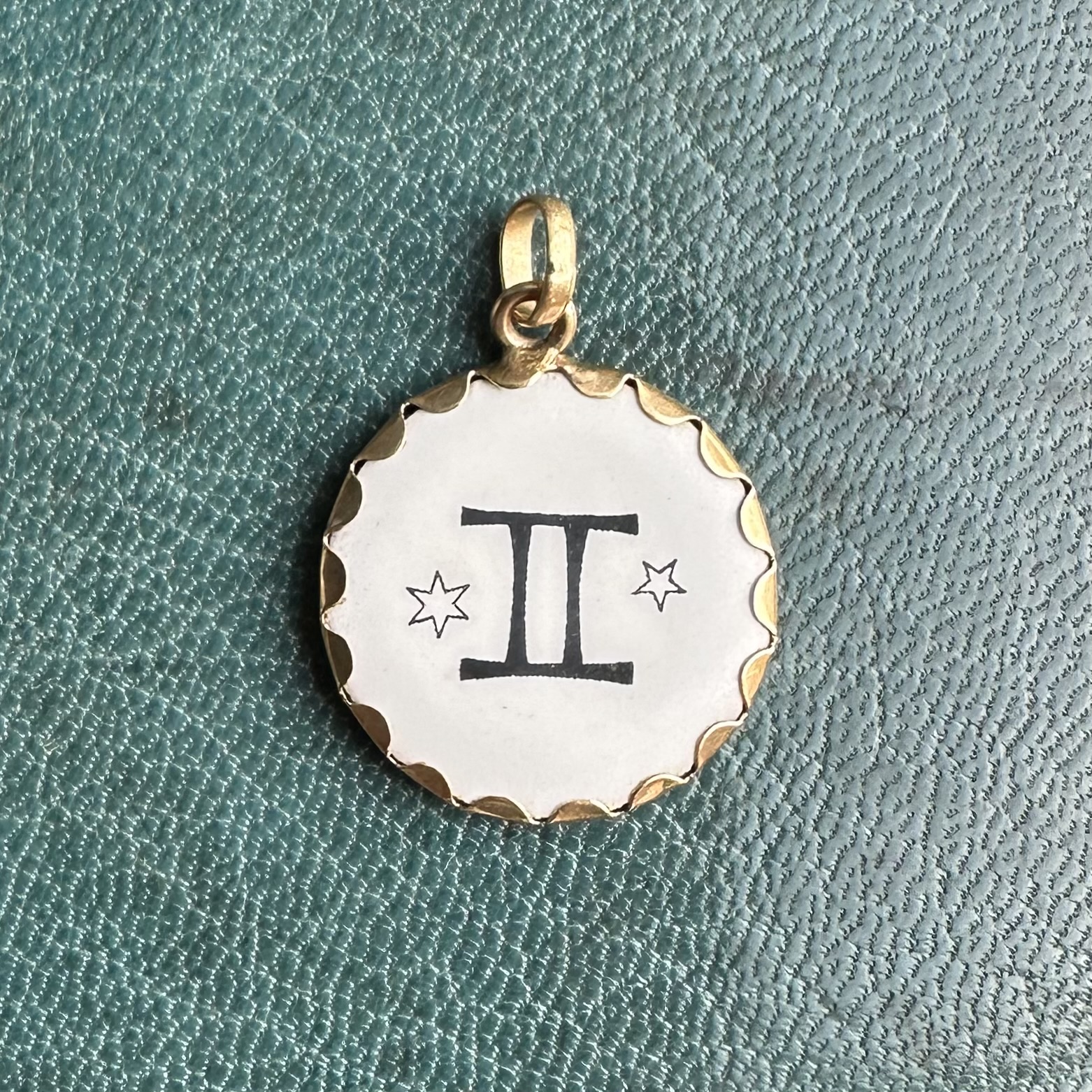 Antique/Early Vintage 14ct Gemini Double Sided Pendant - Image 5