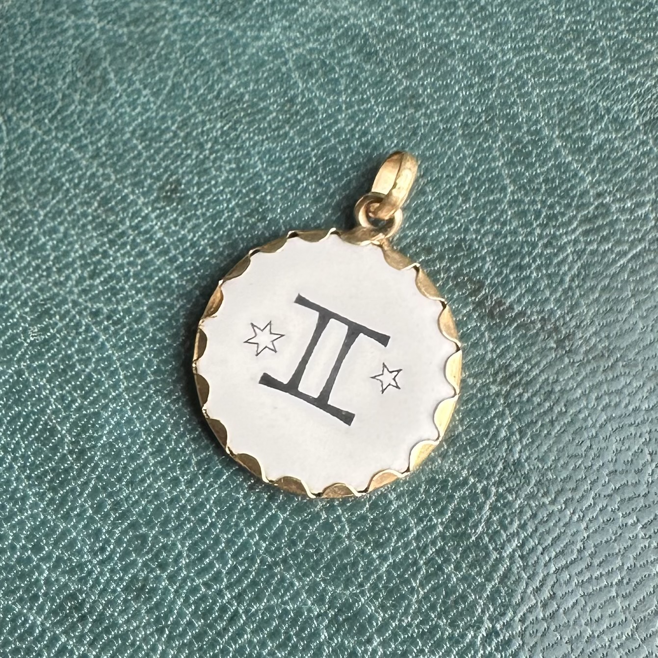 Antique/Early Vintage 14ct Gemini Double Sided Pendant - Image 7