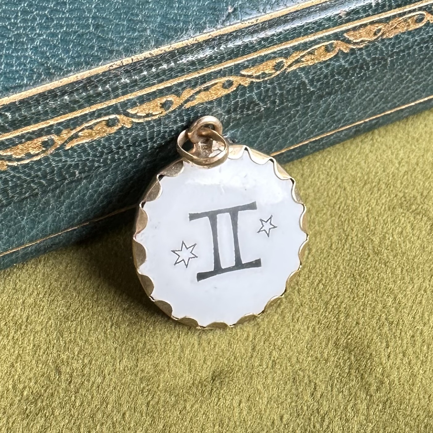 Antique/Early Vintage 14ct Gemini Double Sided Pendant - Image 9