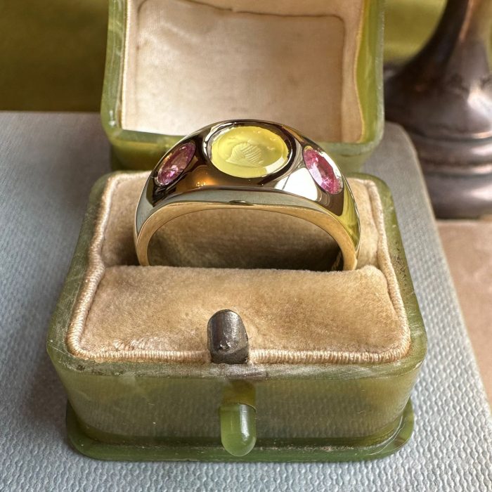 Rubover colour pop intaglio ring